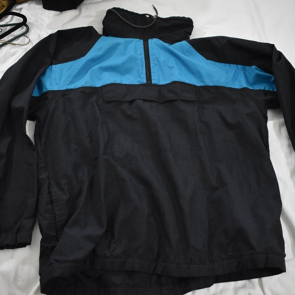 Adventure outerwear w/ front pouch. - Picture 3 of 3